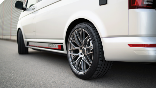 VW T6.1 California mit Elegance Wheels E3 und Twin Monotube Gewindefahrwerk | © Transporter Manufaktur